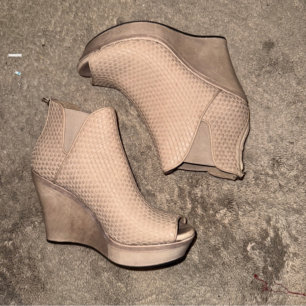 UGG‎ Textured Tan Wedge Booties